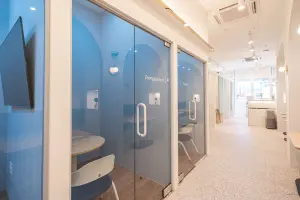 블루 유리 회의실이 돋보이는 공유오피스